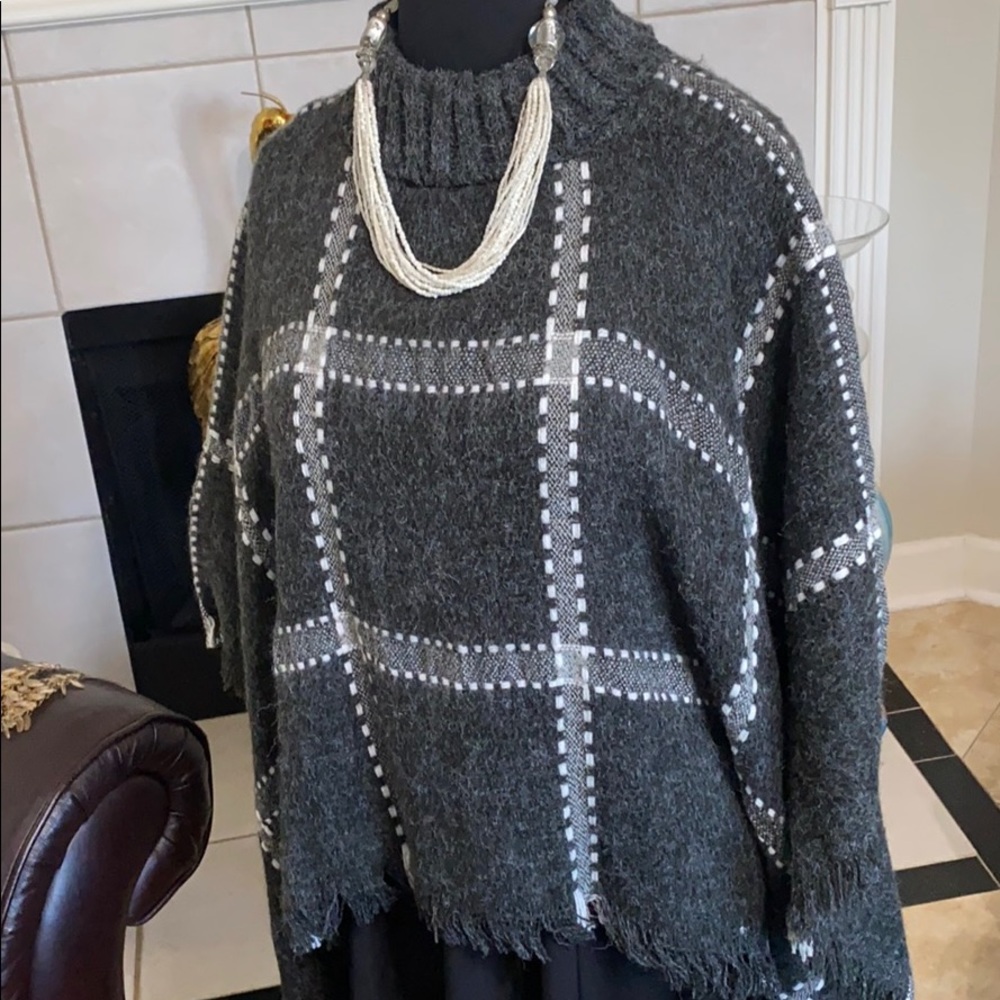 Pretty grey poncho in a warm material.